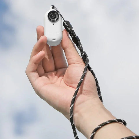 Silikonikuori / kotelo linssinsuojuksella ja hihnalla Insta360 GO 3 -kameralle - Valkoinen