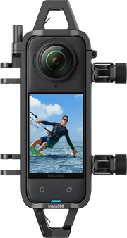 Insta360 X4 flytfäste för vattensport i action, säkrar kameran under vattenaktiviteter.