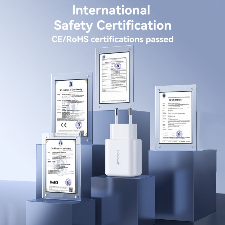 JOYROOM USB-C Laddare 20W med PD-teknik. Vit laddare ansluten till vägguttag, framifrån.