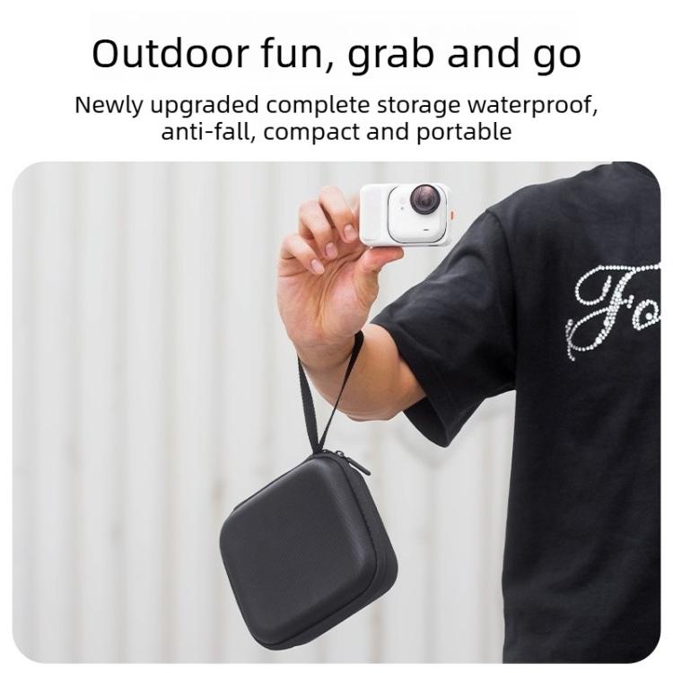 Skyddande Inst360 GO väska med handrem för säker transport av din kamera.