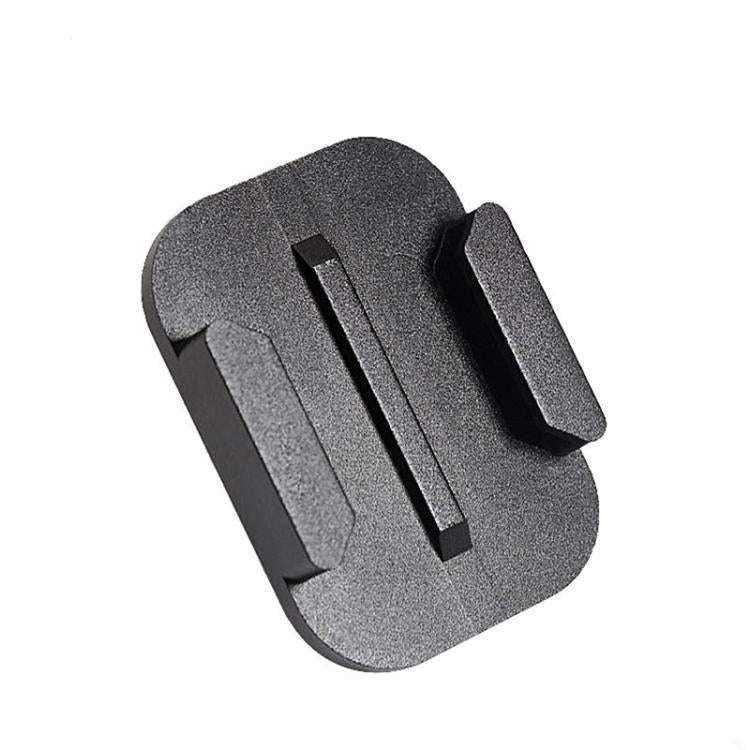 GoPro snabbfäste adapter i svart aluminium med glidspår för enkel montering. Perfekt tillbehör för actionkameror och vloggning.