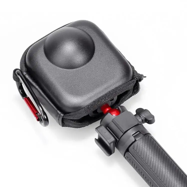 Skyddande GoPro MAX2 Väska för kompakt kamera, svart och slagtålig, visar öppna fack.